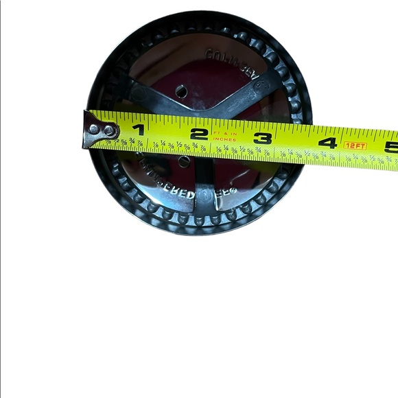 Cut-N-Seal by The Pampered Chef Pastry Cutter 3.5” - Picture 5 of 5